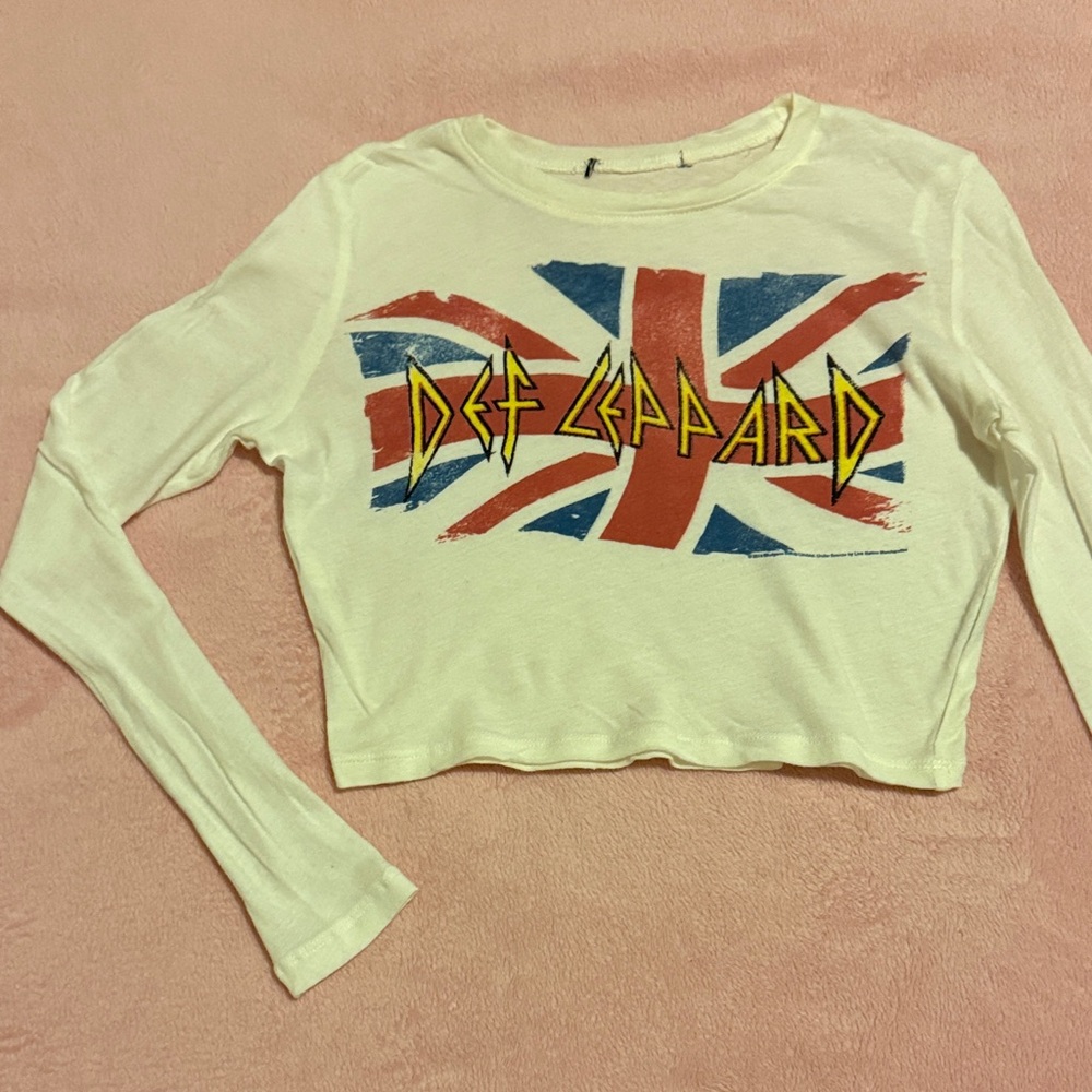 Forever 21 Cream Long Sleeve Cropped Def Leppard Graphic Tee